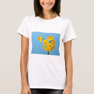 Gelbe und orangefarbene Daffodien auf blauem Hinte T-Shirt