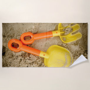 Gelbe und orangefarbene Sandspielzeuge Strandtuch