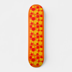 Gelbe und rote Blasen auf Orange Skateboard