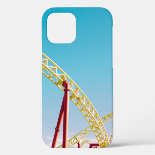 Gelbe und rote Rolle Untersetzer unter blauem Himm iPhone 12 Hülle