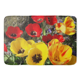 Gelbe und rote Tulissen Badematte