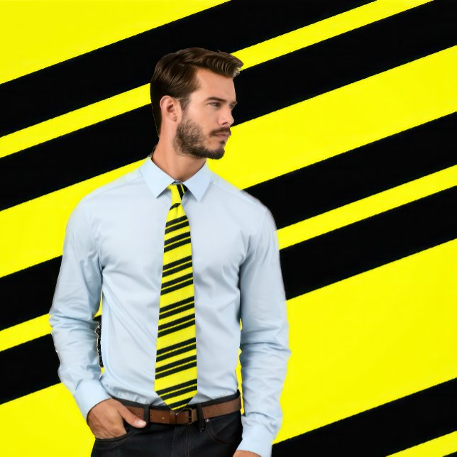 Gelbe und schwarze Krawatte (Man wears a necktie with a classic pattern of black stripes on yellow.)