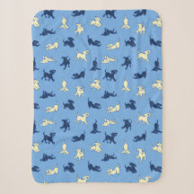 Gelbe und schwarze Labradormischlinge auf blauem H
