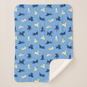 Gelbe und schwarze Labradormischlinge auf blauem H Sherpadecke
