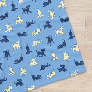 Gelbe und schwarze Labradors auf blauem Hintergrun Fleecedecke