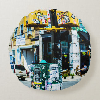 GELBE UND SCHWARZE POST MIT FLYERN RUNDES KISSEN