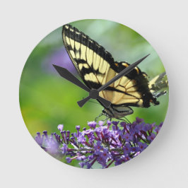 Gelbe und schwarze Schmetterling auf Lavendel Runde Wanduhr