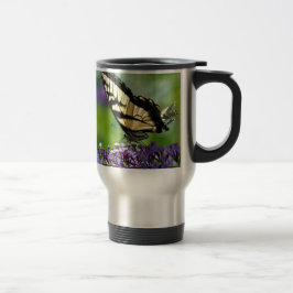 Gelbe und schwarze Schmetterlinge auf Lavendel Reisebecher
