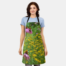 Gelbe und violette Blumen im Garten