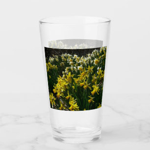 Gelbe und weiße Kleidung Frühlingsblumen Glas