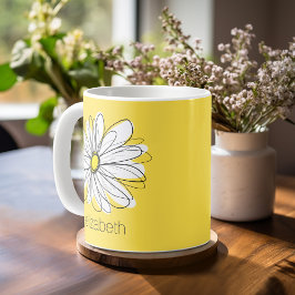 Gelbe und weiße weiße, weißliche Daisy mit benutze Kaffeetasse