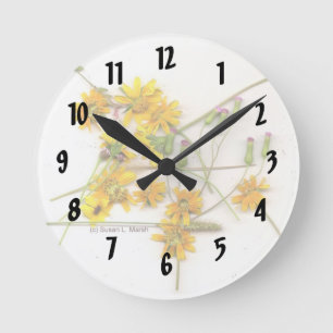 Gelbe und weiße Wildblumen Runde Wanduhr