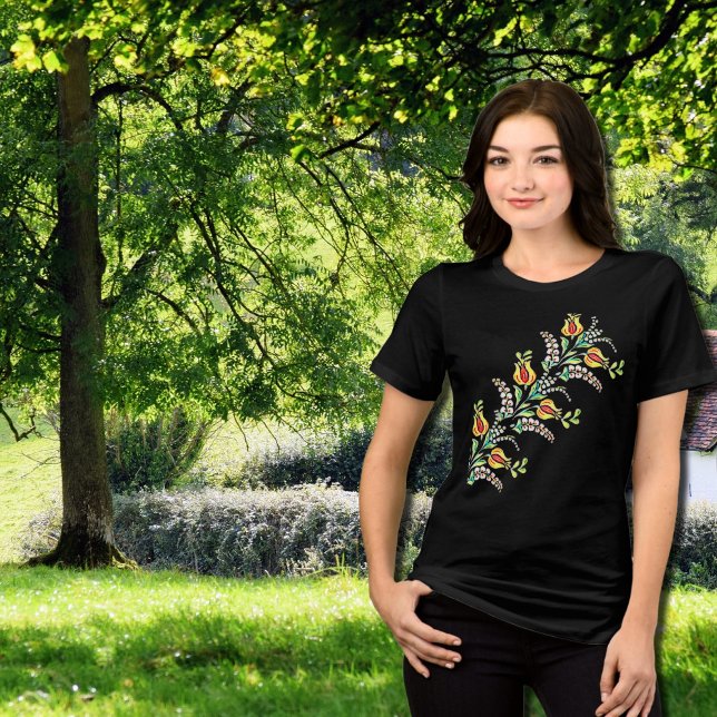 gelbe, weiße ungarische Blumenmotive Tri-Blend Shirt (Von Creator hochgeladen)