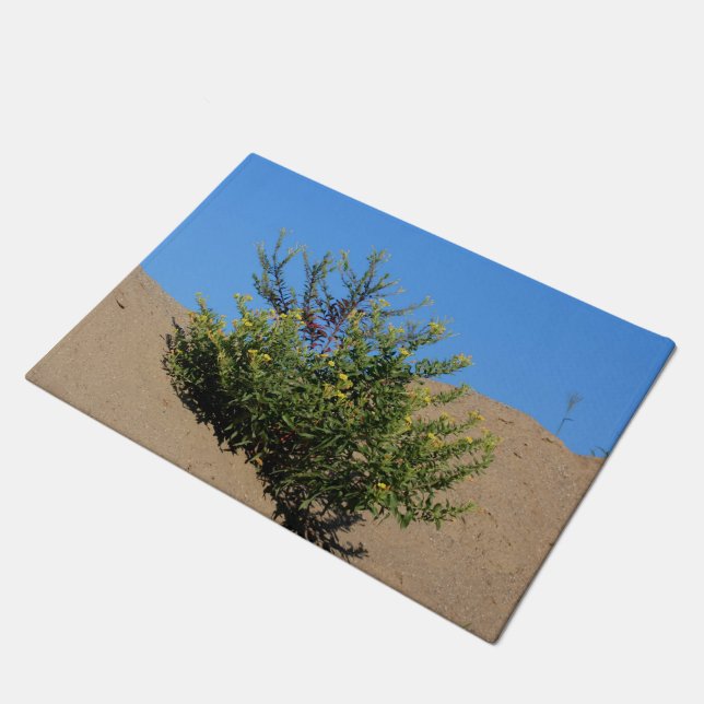 Gelbe Wildblumen in Sand und Blumen Fußmatte (Schrägansicht)