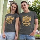Gelbe zeitlose Typografie: Ein Retro-T - Shirt-Des T-Shirt<br><div class="desc">Dieses Design des T - Shirt weist eine gelbe Retrotypografie auf und den Satz "Alles, was es wert ist, Zeit zu haben". Die Botschaft ist eine von Beharrlichkeit und Geduld, die den Träger daran erinnert, dass gute Dinge zu denen kommen, die warten und hart arbeiten. Der Vintage Stil der Typografie...</div>