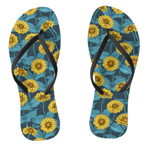 Gelbe Zinnien in dunkelblau Flip Flops