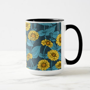 Gelbe Zinnien in dunkelblau Tasse