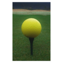 Gelber Golfball auf dem Golfplatz