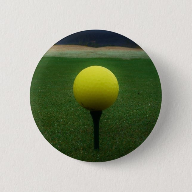 Gelber Golfball auf dem Golfplatz Button (Vorderseite)