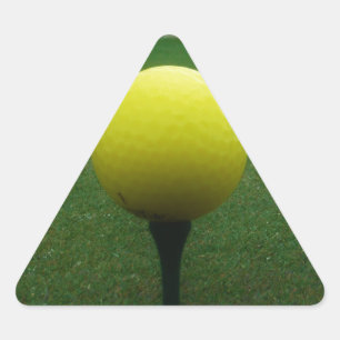 Gelber Golfball auf dem Golfplatz Dreieckiger Aufkleber