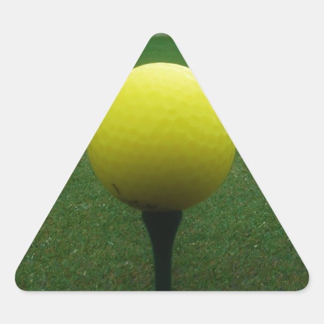 Gelber Golfball auf dem Golfplatz Dreieckiger Aufkleber (Vorderseite)