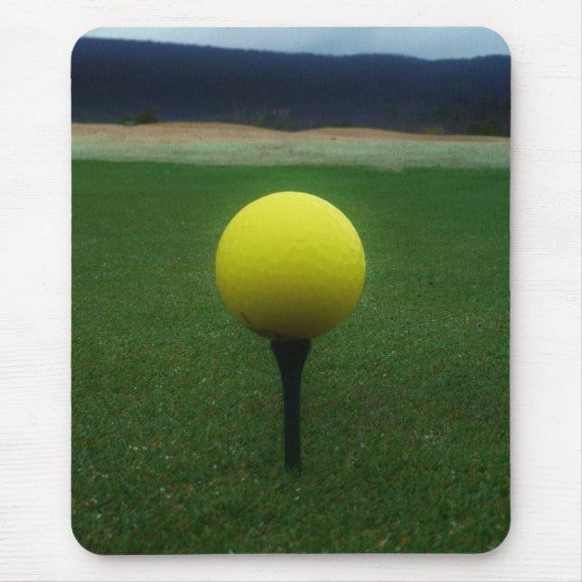 Gelber Golfball auf dem Golfplatz Mousepad (Vorne)