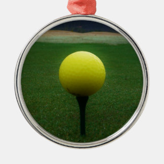 Gelber Golfball auf dem Golfplatz Ornament Aus Metall