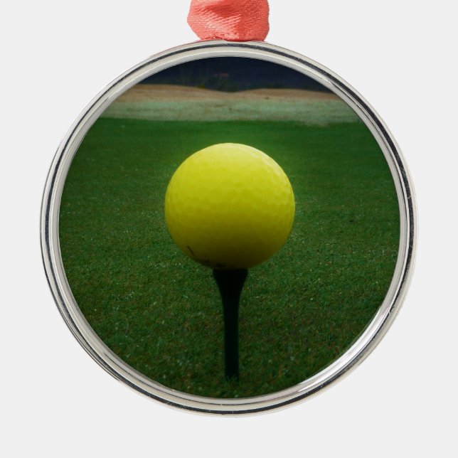 Gelber Golfball auf dem Golfplatz Ornament Aus Metall (Vorne)