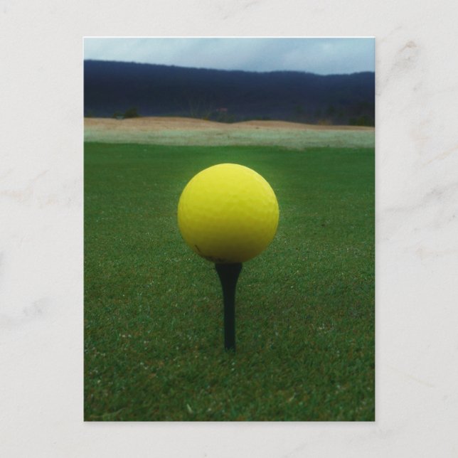 Gelber Golfball auf dem Golfplatz Postkarte (Vorderseite)