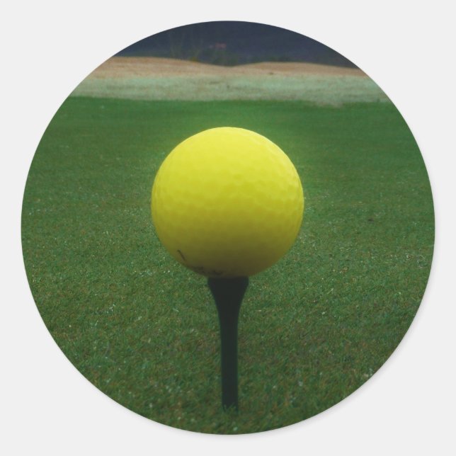 Gelber Golfball auf dem Golfplatz Runder Aufkleber (Vorderseite)