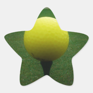 Gelber Golfball auf dem Golfplatz Stern-Aufkleber