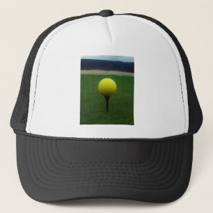 Gelber Golfball auf dem Golfplatz Truckerkappe