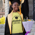 Gelber Graduate Personalisierter Abschluss T-Shirt<br><div class="desc">Diese modernen,  gelben T - Shirt für Senior Graduate haben Ihren High School- oder Uni-Namen für die Klasse 2025. Passen Sie mit Ihrem geschlossen Jahr unter der schicken handgeschriebenen Drehbuch und schwarzen Graduiertenkappe für eine große personalisierte Abitur Party T.</div>