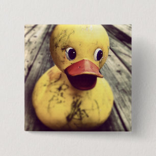 Gelber Gummi Ducky bedeckt in Schmutz! Button