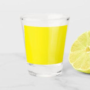 gelber Hintergrund mit schwarzer Grenze Schnapsglas