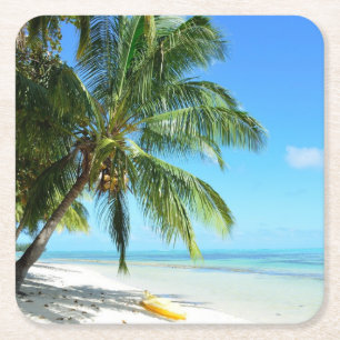 Gelber Kajak auf einem weißen Rechteckiger Pappuntersetzer