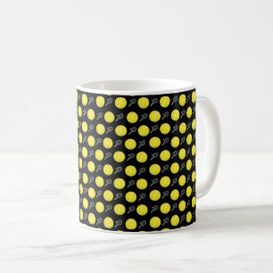 Gelber kleiner Tennisball und Rackets-Muster Schwa Kaffeetasse