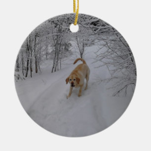 Gelber Labrador, der im frischen Winter-Schnee Keramik Ornament