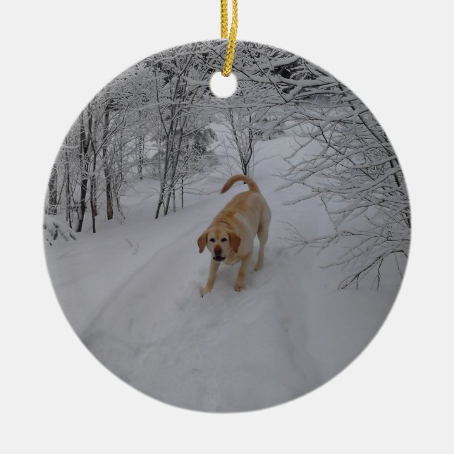 Gelber Labrador, der im frischen Winter-Schnee Keramik Ornament (Vorne)