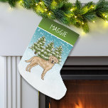 Gelber Labrador Retriever Snow Forest Individuelle Kleiner Weihnachtsstrumpf<br><div class="desc">Desteis originelle Cartoon-Illustration eines niedlichen Labrador Retriever Zuchthundes. Der Hund ist in einer Winterlandschaft mit drei grünen Tannenbäumen und fallendem Schnee untergebracht. Der Hintergrund ist ein blaues bis weißes Gefälle, das das Design des kalten Wintertages verleiht. Oben befindet sich auch eine grüne Gradientenlinie mit einem personalisierbaren Textbereich für einen Namen....</div>