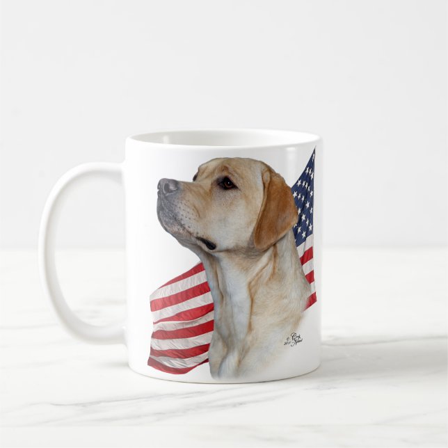 Gelber Labrador retrieverkopf und -amerikanische Tasse (Links)