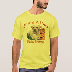 Gelber Labrador teilt einen Bier-T - Shirt