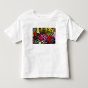 Gelber Lattenzaun mit Blumengarten in Kleinkind T-shirt