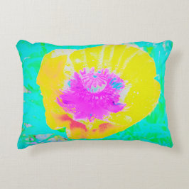 Gelber Mohn mit Hot-Pink-Mitte auf Türkis Dekokissen