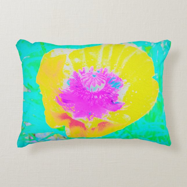 Gelber Mohn mit Hot-Pink-Mitte auf Türkis Dekokissen (Vorderseite)