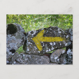 Gelber Pfeil auf Zaun-Postkarte Postkarte