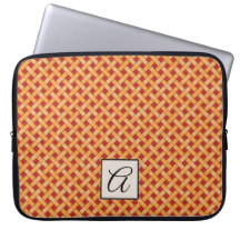 Gelber Rattan auf Custom Red mit Monogramm