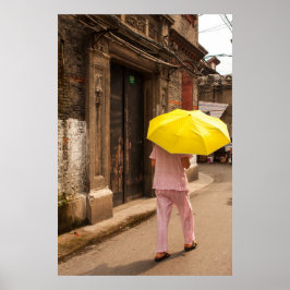 Gelber Regenschirm und ein weibliches Poster