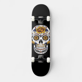 Gelber Rosenzucker-Schädel auf der schwarzen Skate Skateboard