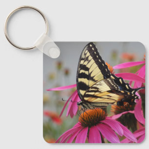 Gelber Schmetterling auf Pink Echinacea Schlüsselanhänger